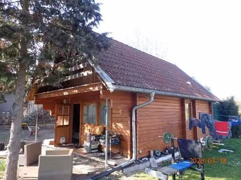 Zwangsversteigerung Einfamilienhaus in Schkopau, Wallendorf – Blick auf das geschützte Biotop mit Quellteich und Baumbestand