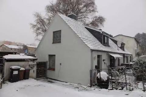 Zwangsversteigerung Eigentumswohnung in Lübeck, St. Lorenz-Nord – Außenansicht des Endreihenhauses Josephinenstraße 13 mit Fassade und Eingangsbereich.