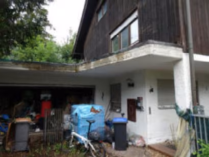 Zwangsversteigerung Einfamilienhaus in Gauting – Zufahrt und Nordostseite der PKW-Doppelgarage.