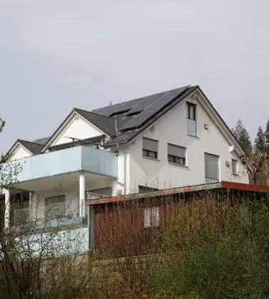 Zwangsversteigerung Doppelhaushälfte in Immenstadt, Stein i. Allgäu – Südostansicht der Doppelhaushälfte mit Balkonen und Hanglage.