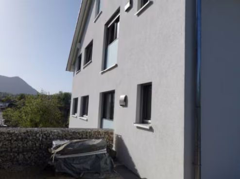 Zwangsversteigerung Doppelhaushälfte in Immenstadt, Stein i. Allgäu – Eingangsbereich und Vorplatz von Nordwesten.