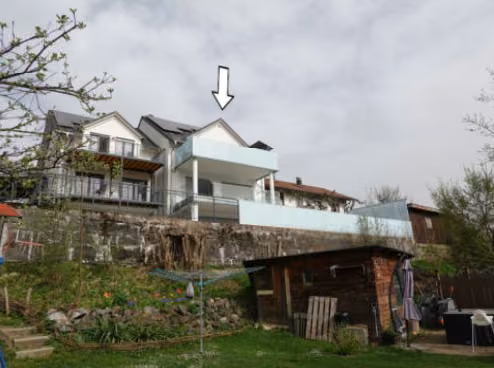 Zwangsversteigerung Doppelhaushälfte in Immenstadt, Stein i. Allgäu – Ansicht der Hangseite von Nordosten mit Untergeschoss.