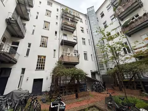 Zwangsversteigerung Eigentumswohnung in Berlin, Kreuzberg – Straßenansicht der Wrangelstraße mit farblicher Markierung der Eigentumswohnung.