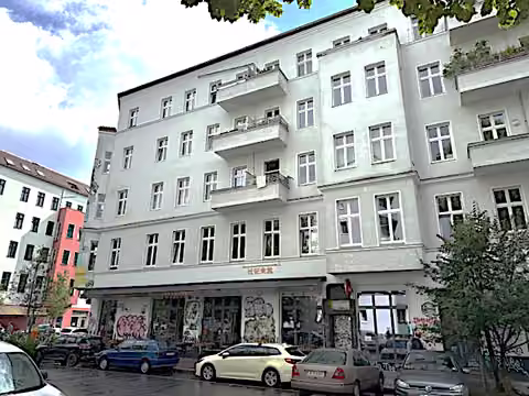 Zwangsversteigerung Eigentumswohnung in Berlin, Kreuzberg – Rückansicht des Gebäudes vom Innenhof mit Markierung der Wohnungseinheit.