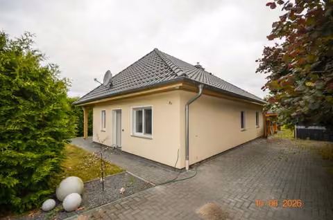 Zwangsversteigerung Einfamilienhaus in Gramzow, Lützlow – Garten- und Terrassenansicht des Wohnhauses.
