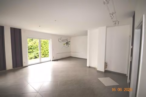 Zwangsversteigerung Einfamilienhaus in Gramzow, Lützlow – Badezimmer mit Eckbadewanne, wandhängendem WC und Waschtisch.