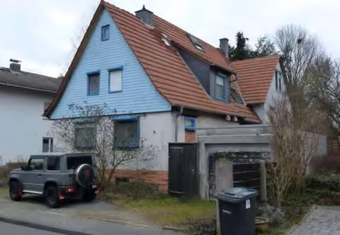 Zwangsversteigerung Einfamilienhaus in Dieburg – Südwestansicht des Einfamilienhauses von der Grenzstraße aus gesehen.
