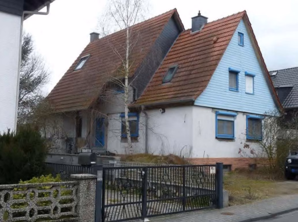 Zwangsversteigerung Einfamilienhaus in Dieburg – Nordwestansicht des Gebäudes mit Eingangsbereich und Zufahrt.