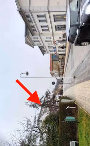 Zwangsversteigerung Gewerbe in Sassnitz – Straßenfront des Wohn- und Geschäftshauses Hauptstraße 62.