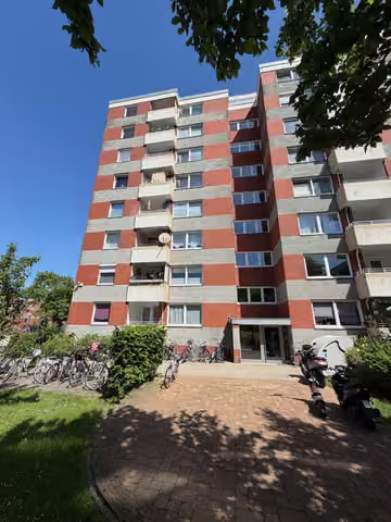 Zwangsversteigerung Eigentumswohnung in Emden, Borssum – Vorderansicht des mehrgeschossigen Wohngebäudes Wilhelm-Leuschner-Straße 1.