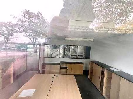Zwangsversteigerung Büro in Haan – Blick durch das Fenster in das Innere von Halle C.