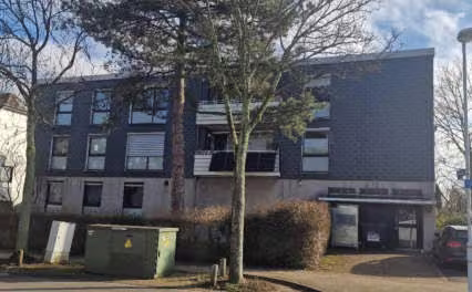 Zwangsversteigerung Büro in Mülheim an der Ruhr, Dümpten – Eingangsbereich zum Geschäftslokal an der Straßenfront Borbecker Straße.