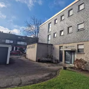 Zwangsversteigerung Büro in Mülheim an der Ruhr, Dümpten – Zufahrt zum Garagenhof, rückwärtiger Gebäudeteil und markierter ca. 24 m² großer Anbau.
