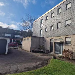 Zwangsversteigerung Büro in Mülheim an der Ruhr, Dümpten – Zufahrt zum Garagenhof, rückwärtiger Gebäudeteil und markierter ca. 24 m² großer Anbau.