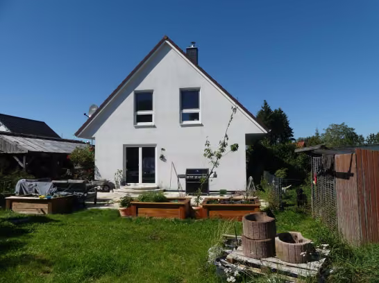 Zwangsversteigerung Einfamilienhaus in Blankenheim, Dollendorf – Straßenseitige Ansicht des Gebäudes mit Eingangsbereich