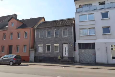 Zwangsversteigerung Einfamilienhaus in Hamm, Hamm-Mitte – Straßenansicht des zweigeschossigen Wohnhauses Werler Straße 16.