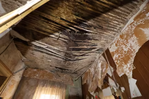 Zwangsversteigerung Einfamilienhaus in Hamm, Hamm-Mitte – Einsturzgefährdete und durchnässte Holzbalkendecke im Obergeschoss.