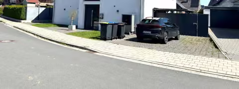 Zwangsversteigerung Doppelhaushälfte in Everswinkel – Außenansicht des Zweifamilienhauses von Nordwesten mit Straßenseite.