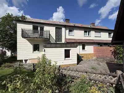 Zwangsversteigerung Reihenhaus in Bad Steben, Bobengrün – Seitenansicht des Wohnhauses aus Richtung Nordosten mit Fassadenplatten
