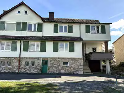 Zwangsversteigerung Reihenhaus in Bad Steben, Bobengrün – Rückansicht und Hofseite aus Richtung Nordwesten