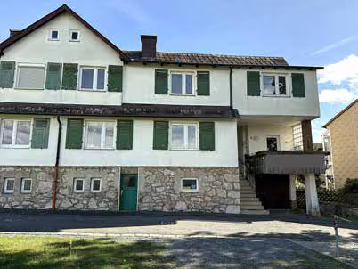 Zwangsversteigerung Reihenhaus in Bad Steben, Bobengrün – Rückansicht und Hofseite aus Richtung Nordwesten