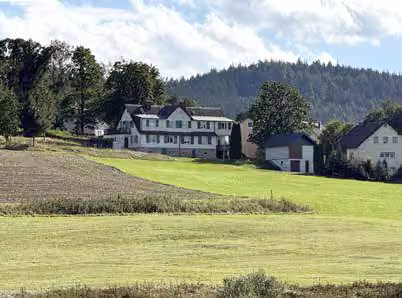 Zwangsversteigerung Reihenhaus in Bad Steben, Bobengrün – Umgebungsblick in Richtung Südosten auf Wiesen und bewaldete Hügel