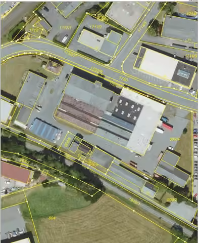 Zwangsversteigerung Büro in Münchberg – Lageplan mit Kennzeichnung aller 9 Gebäude auf dem Flurstück.