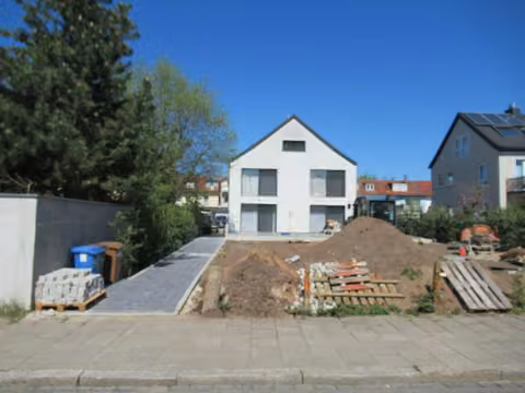Zwangsversteigerung Einfamilienhaus in Bamberg, Gartenstadt – Vorderansicht des freistehenden Wohnhauses mit Baustellensituation im Vordergrund