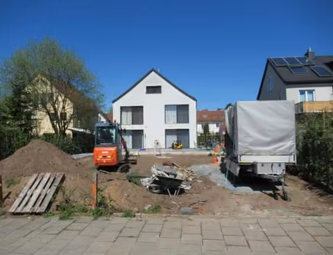 Zwangsversteigerung Einfamilienhaus in Bamberg, Gartenstadt – Südostansicht des Wohnhauses mit unbefestigter Hoffläche