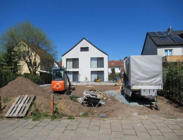 Zwangsversteigerung Einfamilienhaus in Bamberg, Gartenstadt – Südostansicht des Wohnhauses mit unbefestigter Hoffläche