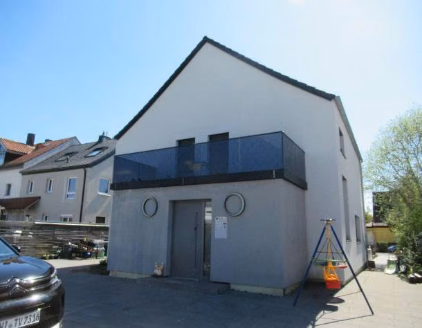Zwangsversteigerung Einfamilienhaus in Bamberg, Gartenstadt – Nordwestansicht des Wohnhauses mit Eingangsbereich