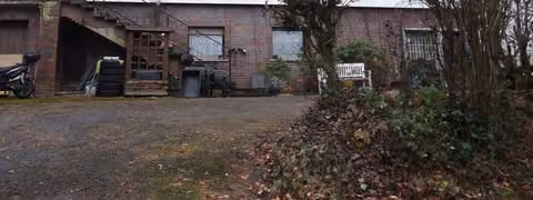 Zwangsversteigerung Einfamilienhaus in Motten – Vorderansicht des Einfamilienhauses mit Zufahrt und Hanglage von Osten.