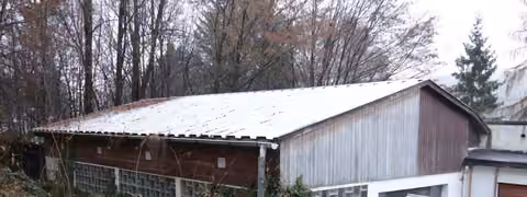 Zwangsversteigerung Einfamilienhaus in Motten – Außenansicht der angebauten Schwimmhalle von Süden.