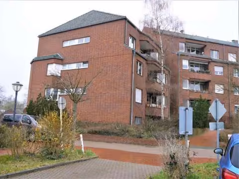Zwangsversteigerung Eigentumswohnung in Berlin, Wittenau – Eingangsbereich und traufhohe Treppenhausverglasung des Aufgangs Hermsdorfer Straße 25.