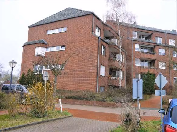 Zwangsversteigerung Eigentumswohnung in Berlin, Wittenau – Eingangsbereich und traufhohe Treppenhausverglasung des Aufgangs Hermsdorfer Straße 25.