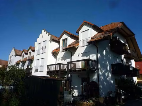 Zwangsversteigerung Eigentumswohnung in Bernau bei Berlin, Ladeburg – Außenansicht des Mehrfamilienhauses An den Schäferpfühlen 13 in Bernau-Ladeburg.