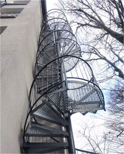 Zwangsversteigerung Gewerbe in Hamburg, Eimsbüttel – Rückwärtige Spindeltreppenanlage und Balkonkonstruktion im Hofbereich.