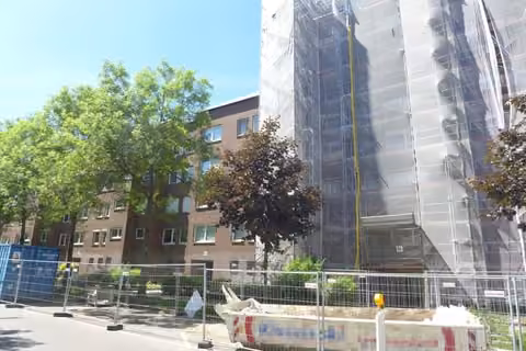 Zwangsversteigerung Eigentumswohnung in Hamburg, Steilshoop – Parkähnlicher Innenhof mit Grünflächen und Baumbestand.