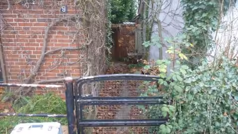 Zwangsversteigerung Einfamilienhaus in Hamburg, Finkenwerder – Schrägansicht der Straßenfront mit Eingangsbereich und Dachkonstruktion.
