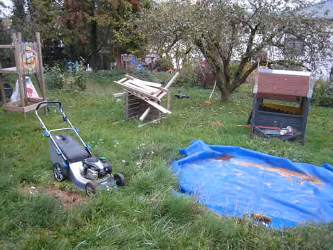 Zwangsversteigerung Mehrfamilienhaus in Büdingen – Gartenbereich auf der Rückseite des Grundstücks.