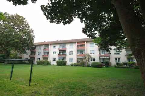 Zwangsversteigerung Eigentumswohnung in Frankfurt am Main, Zeilsheim – Westfassade der Wohnanlage mit Kennzeichnung der Eigentumswohnung im 2. Obergeschoss.