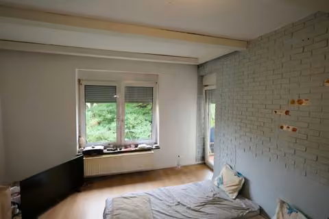 Zwangsversteigerung Eigentumswohnung in Frankfurt am Main, Zeilsheim – Zimmer mit Zugang zur West-Loggia.