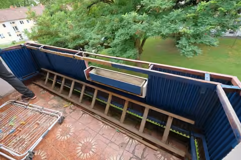 Zwangsversteigerung Eigentumswohnung in Frankfurt am Main, Zeilsheim – Balkon/Loggia mit Fliesenbelag und Stahlgeländer.