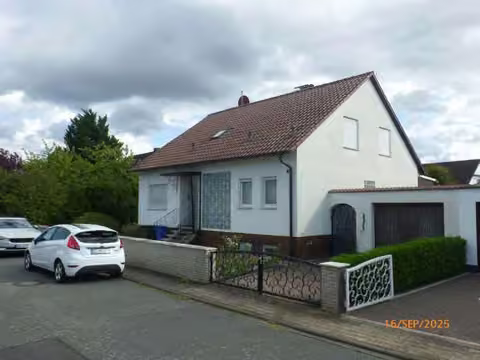 Zwangsversteigerung Einfamilienhaus in Weiterstadt – Straßenansicht des freistehenden Einfamilienhauses von Nordwesten.