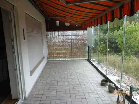 Zwangsversteigerung Einfamilienhaus in Weiterstadt – Innenansicht des verglasten Wintergartens im Erdgeschoss.