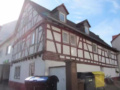 Zwangsversteigerung Wohn-/Geschäftshaus in Groß-Gerau – Straßenseitige Ansicht des denkmalgeschützten Fachwerkgebäudes 1 von Nordwesten.