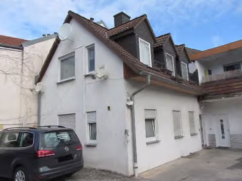 Zwangsversteigerung Wohn-/Geschäftshaus in Groß-Gerau – Südostansicht von Gebäude 3 (Zweifamilienhaus) mit Gauben im Innenhof.