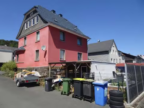 Zwangsversteigerung Einfamilienhaus in Angelburg, Gönnern – Ansicht des Einfamilienhauses von Südosten mit Zufahrtsbereich.