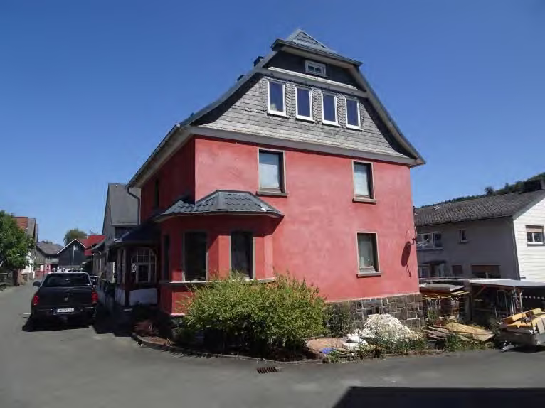 Zwangsversteigerung Einfamilienhaus in Angelburg, Gönnern – Westansicht des Wohnhauses mit Erker.