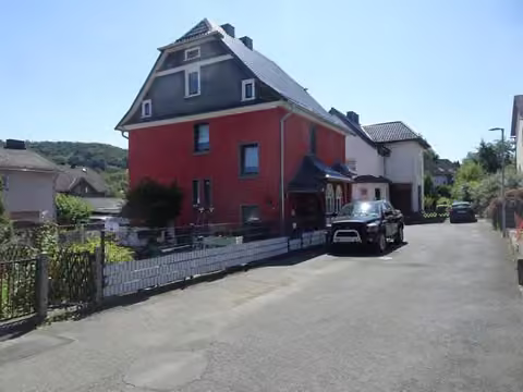 Zwangsversteigerung Einfamilienhaus in Angelburg, Gönnern – Nordansicht des Wohnhauses entlang des Wiesenwegs.
